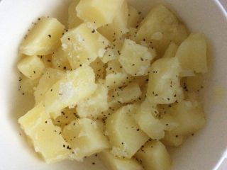 5、牛奶土豆泥,碗内土豆泥中放入盐，黑胡椒碎粒，牛奶。