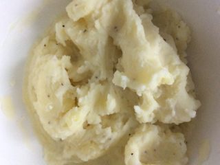 6、牛奶土豆泥,戴一次性手套，搅拌成泥状。