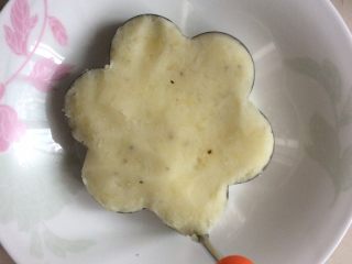 7、牛奶土豆泥,煎蛋模具一个，倒入搅拌好的土豆泥，轻轻压平实。取出模具时，下手要轻。