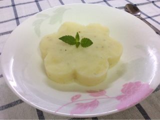 8、牛奶土豆泥,轻点缀上薄荷。