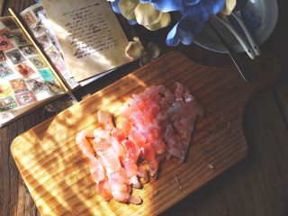 1、简单快手的 酸甜糖醋鱼柳,将鱼排切片