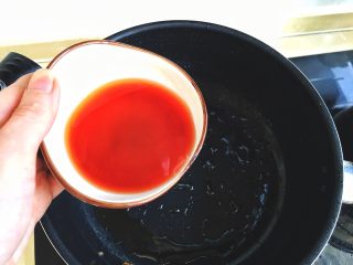 13、简单快手的 酸甜糖醋鱼柳,锅内继续放入调好的酱料
