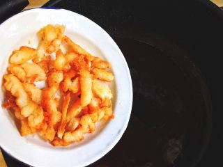 15、简单快手的 酸甜糖醋鱼柳,放入煎好的鱼柳混合均匀