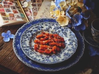 18、简单快手的 酸甜糖醋鱼柳,成品色泽红亮 鱼肉鲜嫩 酸甜可口，十分开胃的一道菜(我最后撒了点花生碎装饰)