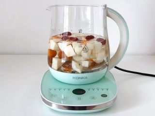 4、冰糖雪梨金桔饮,倒入800毫升的清水。