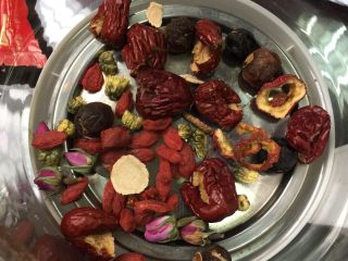 1、办公室养颜茶#健康美颜餐#,将上述食材全部放进养身锅中，红枣最好撕开；