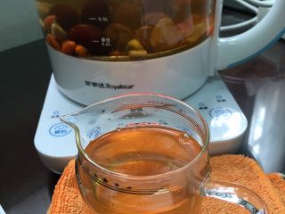 4、办公室养颜茶#健康美颜餐#,倒入杯子中，这样一锅一般可以喝一上午。下午可以再加一锅水，继续烧来喝。