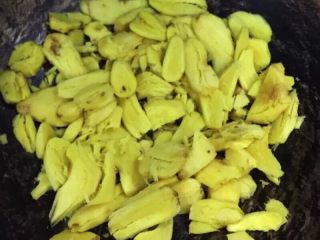 2、女生都要吃的猪脚姜,再把姜炒干水