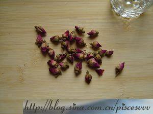 1、玫瑰南瓜戚风,玫瑰花朵取花瓣适量备用