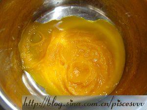 2、玫瑰南瓜戚风,南瓜煮熟捣成泥后过筛