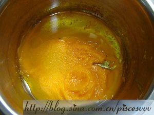 3、玫瑰南瓜戚风,加入玉米油、白砂糖搅拌均匀