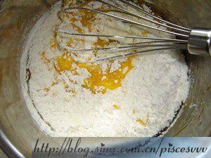 4、玫瑰南瓜戚风,筛入低粉，略拌