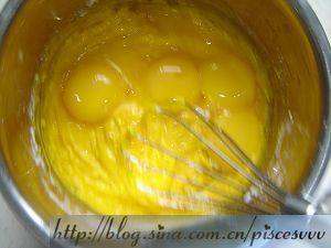 5、玫瑰南瓜戚风,加入蛋黄后搅拌均匀即成蛋黄糊