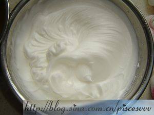 6、玫瑰南瓜戚风,蛋白加白醋用打蛋器低速打至粗泡，分三次加入糖，打至干性发泡