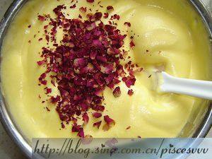 7、玫瑰南瓜戚风,蛋黄糊与打发后的蛋白混合，切拌均匀，撒入玫瑰花瓣拌匀