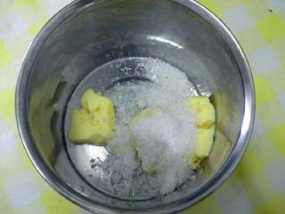 2、教你做简单的酥脆曲奇,黄油室温软化，加入白糖和糖粉