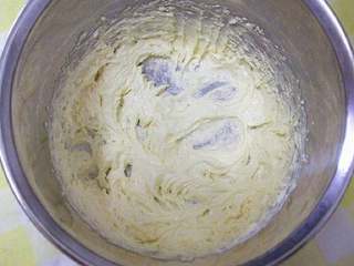 3、教你做简单的酥脆曲奇,打发至体积膨松，颜色发白