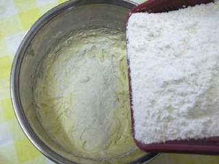 4、教你做简单的酥脆曲奇,加入过筛后的低粉