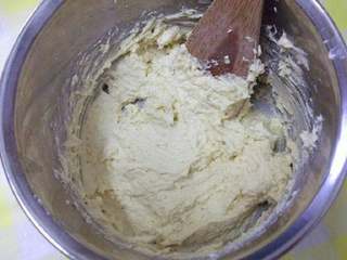 5、教你做简单的酥脆曲奇,用刮刀搅拌均匀，不要过度搅拌