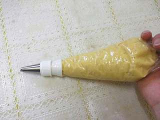 6、教你做简单的酥脆曲奇,将面糊装入裱花袋