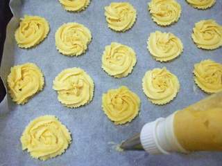 7、教你做简单的酥脆曲奇, 均匀挤在烤盘上，烤箱180度预热，中层，约20分钟