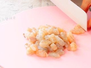 3、秋葵酿鲜虾,虾去虾线虾头剥虾壳，切丁，放料理机中.