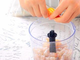 4、秋葵酿鲜虾,挤几滴柠檬汁去去腥味，打成虾泥。