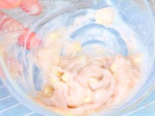 5、秋葵酿鲜虾, 虾泥倒碗中，加20克蛋清搅拌均匀，再将秋葵籽加入一起搅拌。