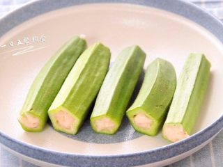 7、秋葵酿鲜虾,放入蒸锅，冷水上锅蒸12分钟。