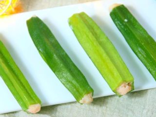 8、秋葵酿鲜虾,宝宝直接当手指食物拿着吃，秋葵很嫩很好咀嚼，夹杂着虾的鲜香。
