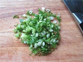 1、三宝玉米饼,香葱切粒