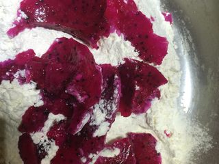 1、火龙果芝士圈,发酵粉、高筋面粉、白砂糖、火龙果（果肉直接放进去）调和，揉至表面光滑，富有弹性，加入黄油继续揉，揉至面可以拉成薄膜的扩展阶段即可，放置，进行基础发酵。