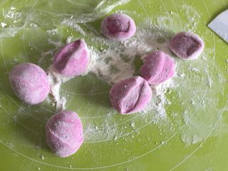 3、火龙果芝士圈,切成小剂子