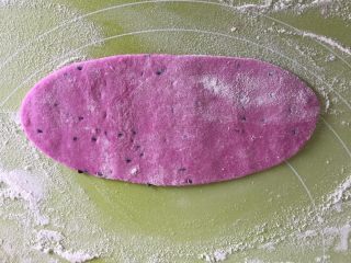 4、火龙果芝士圈,擀成椭圆形