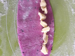 5、火龙果芝士圈,摆上切好的芝士