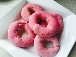 7、火龙果芝士圈,摆盘，保鲜膜盖好，二次发酵10分钟，上下火180度烤15分钟。