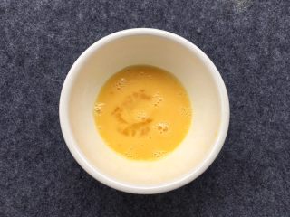 5、奶香小酥饼,鸡蛋打散放碗中。