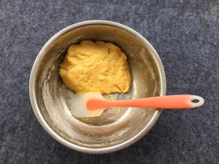 11、奶香小酥饼,用手揉成成饼干面糊。