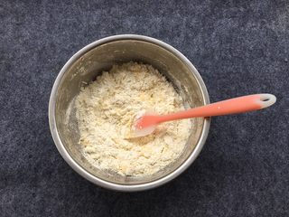 10、奶香小酥饼,用硅胶刮刀慢慢搅拌。