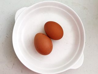 1、酱油版 百搭鸡蛋辣椒酱,土鸡蛋清洗干净