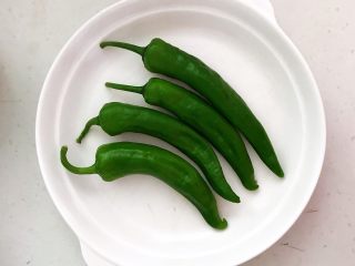 3、酱油版 百搭鸡蛋辣椒酱,辣妹子清洗干净