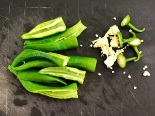 4、酱油版 百搭鸡蛋辣椒酱,给辣妹子去蒂,去籽