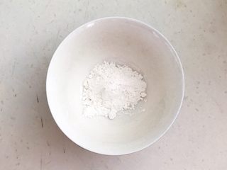 6、酱油版 百搭鸡蛋辣椒酱,碗里加入1勺玉米淀粉