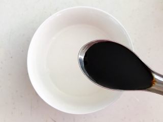 8、酱油版 百搭鸡蛋辣椒酱,加入2勺生抽