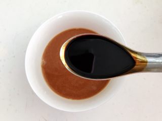 10、酱油版 百搭鸡蛋辣椒酱,加入1勺老抽