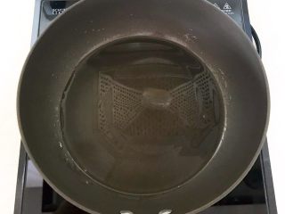 12、酱油版 百搭鸡蛋辣椒酱,炒锅烧热后加入2勺花生油