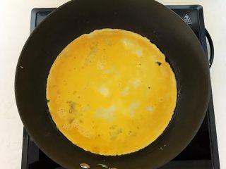 13、酱油版 百搭鸡蛋辣椒酱,油烧热后倒入鸡蛋液