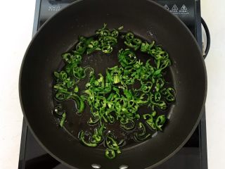 15、酱油版 百搭鸡蛋辣椒酱,用炒鸡蛋的底油炒辣椒丝,煸炒1分钟