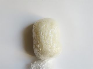 2、熊猫趣味早餐饼,温热米饭用保鲜膜包上揉成团