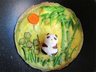 11、熊猫趣味早餐饼,将熊猫饭团摆在中间